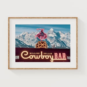 Bar da cowboy con montagna, stampa fotografica di Jackson Hole, arte murale da bar western, arredamento rustico del Wyoming, poster con arte da cowboy, stampa da cowboy, neon