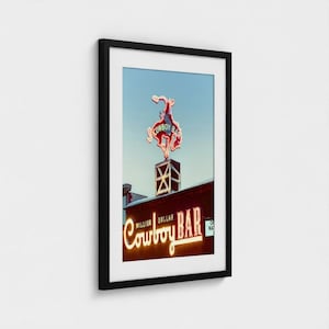 Vintage Million Dollar Cowboy Bar Print: Jackson Hole Wyoming Västra väggkonst, present till honom Framed Print (Black)