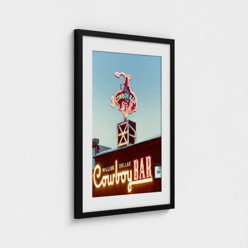 Vintage Million Dollar Cowboy Bar Print: Jackson Hole Wyoming Västra väggkonst, present till honom Framed Print (Black)