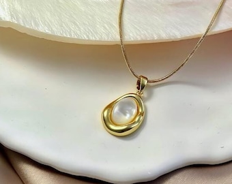 18K Gold Plated Pearl Seashell Pendant Necklace, Elegant Mother of Pearl Jewelry