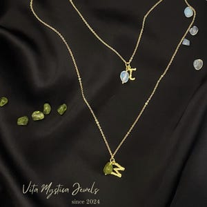 Delicado collar con piedra de nacimiento inicial, joyería minimalista chapada en oro de 18 k con piedra de nacimiento para mamá, regalo para ella, regalo de cumpleaños personalizado para esposa