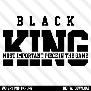 Może przedstawiać: Czarno-biały projekt graficzny z tekstem "BLACK KING" w dużych, pogrubionych literach. Tekst "MOST IMPORTANT PIECE IN THE GAME" znajduje się pod głównym tekstem. Projekt nadaje się do użycia na koszulkach, kubkach i innych produktach.