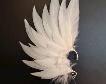 Manchette d'oreille plume blanche, boucles d'oreilles plumes, bijoux d'oreille d'elfe, manchette d'oreille de fée, manchette d'oreille fantaisie, manchette d'oreille d'Halloween, boucles d'oreilles bleues