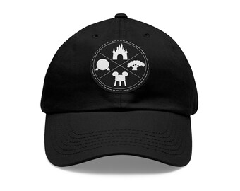 Könnte beinhalten: Schwarze Baseballkappe mit einem weißen gestickten Aufnäher mit vier ikonischen Disney World-Sehenswürdigkeiten: Cinderella's Castle, Spaceship Earth, Mickey Mouse Ohren und der Tree of Life.