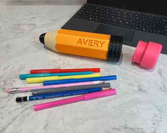 Estojo Gigante Personalizado com Nome | Formato de Lápis Grande | Impressão 3D | Volta às Aulas | Presente | Estudante | Professor | Material Escolar