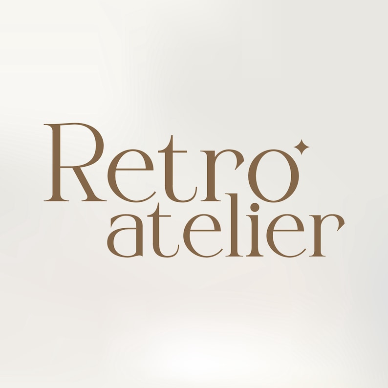 Puede incluir: Las palabras "Retro atelier" est&aacute;n escritas en una fuente marr&oacute;n elegante sobre un fondo blanco roto suave. La palabra "Retro" est&aacute; encima de "atelier". Un peque&ntilde;o s&iacute;mbolo en forma de estrella est&aacute; al lado de la letra "o" en "Retro".