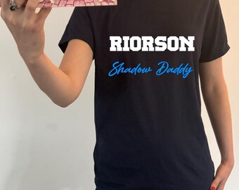 Maglietta Shadow Daddy Varsity: scegli il tuo personaggio preferito
