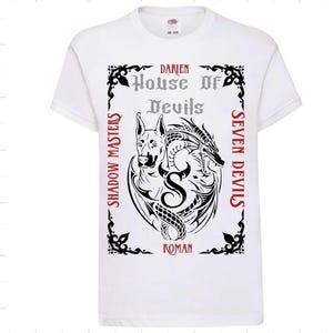 Puede incluir: Camiseta blanca con un diseño gráfico que presenta un perro y un dragón, el texto "Darien House of Devils" y "Shadow Masters Seven Devils Roman" en negro y rojo. El diseño está enmarcado con bordes negros decorativos.