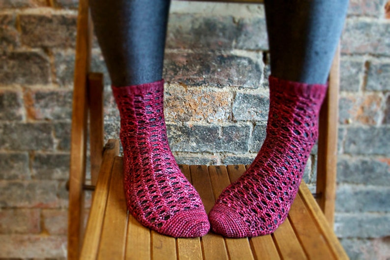 crochet pattern Mulled Wine Socks image 1