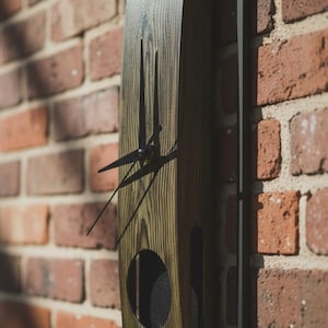 Handgefertigte Holzmaserung Pendel Wanduhr | Einzigartige rustikale moderne Wohnkultur | Handwerklich gefertigte Uhr