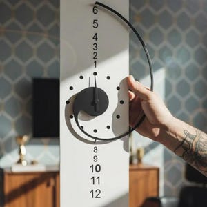 Moderne Fibonacci-wandklok - minimalistische klok met gulden snede - verticaal