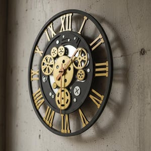 Puede incluir: Reloj de pared negro y dorado con engranajes expuestos. El reloj presenta números romanos y un diseño circular. Los engranajes son dorados y la esfera del reloj es negra. El reloj está montado en una pared de hormigón gris.