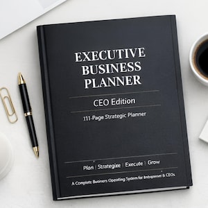 Puede incluir: Un planificador ejecutivo de negocios negro, edición CEO, con texto blanco. El planificador incluye el texto "111-Page Strategic Planner" y "Plan | Strategize | Execute | Grow". Un bolígrafo negro y un clip dorado están junto al planificador.