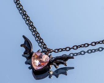 Vleermuisvleugelketting - roze kristallen hart, zwarte gotische choker