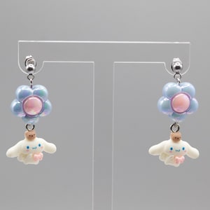 Pendientes colgantes de conejito kawaii hechos a mano - Botón plateado - Dibujo animado de conejo - Azul pastel - Cuentas de flores azules coquetas y maravillosas - Fairy Kei, babycore
