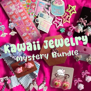 Op de afbeelding: Een verzameling kawaii-sieraden en accessoires, waaronder oorbellen, stickers en haarclips, gerangschikt op een felroze oppervlak. De afbeelding toont een verscheidenheid aan ontwerpen, zoals stripfiguren, strikken en sterren. De tekst "Kawaii Jewelry Mystery Bundle" is ook zichtbaar.