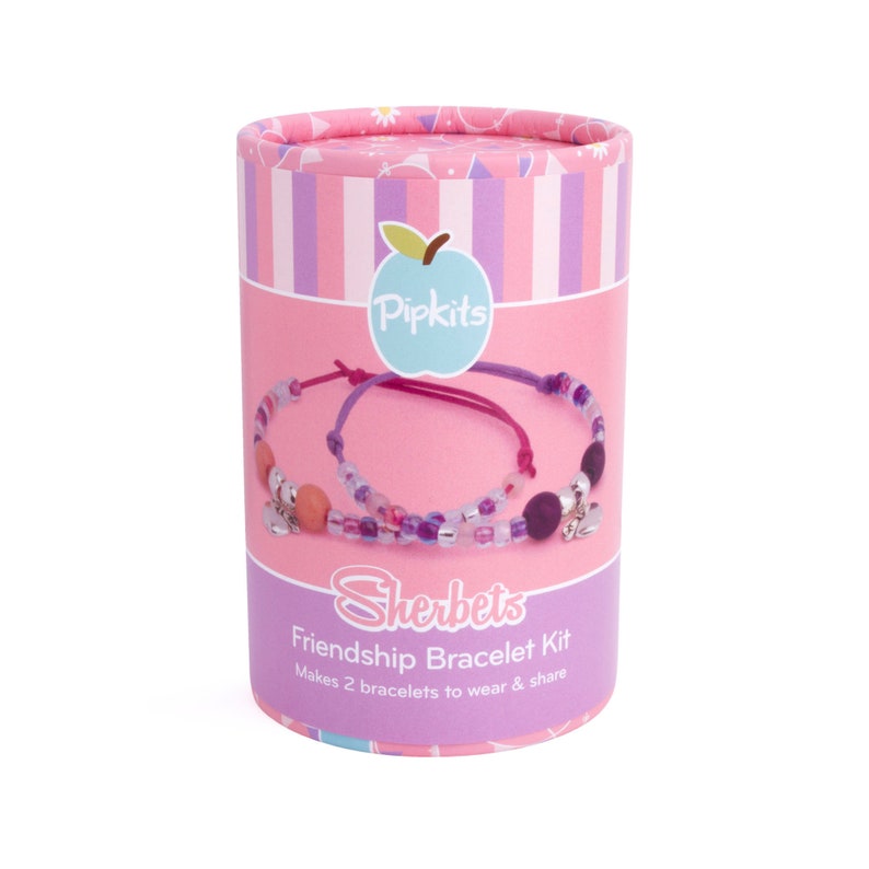 Puede incluir: Kit de pulseras de amistad Sherbets de Pipkits, rosa y morado. El kit incluye cuentas, cuerda y dijes para hacer dos pulseras. El empaque presenta un dise&ntilde;o a rayas rosa y morado con un logotipo de manzana blanca y el texto "Pipkits" y "Sherbets Friendship Bracelet Kit".