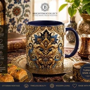 Könnte beinhalten: Keramikbecher mit blauem Henkel und Rand, verziert mit einem goldenen und blauen Blumenmuster. Der Becher steht auf einem goldfarbenen Teller, mit einer kleinen Tasse Kaffee und Gebäck. Inspiriert von türkischer Iznik-Kunst.