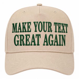 K&ouml;nnte beinhalten: Beige Baseball Cap mit dem gestickten Text "MAKE YOUR TEXT GREAT AGAIN" in Gr&uuml;n. Die Kappe hat einen gebogenen Schirm und einen Knopf oben. Ein l&auml;ssiges Accessoire.