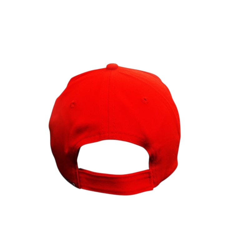 K&ouml;nnte beinhalten: Einfarbige rote Baseballkappe, von hinten gesehen, mit gebogenem Schirm und verstellbarem Riemen. Die Kappe besteht aus einem glatten, strapazierf&auml;higen Stoff und hat einen kleinen Knopf oben.