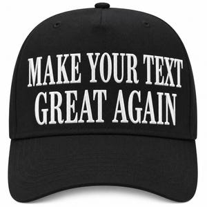 K&ouml;nnte beinhalten: Schwarze Baseballkappe mit dem wei&szlig;en, gestickten Text "MAKE YOUR TEXT GREAT AGAIN". Die Kappe hat einen gebogenen Schirm und einen Knopf oben. Ein klassischer, verstellbarer Hut.