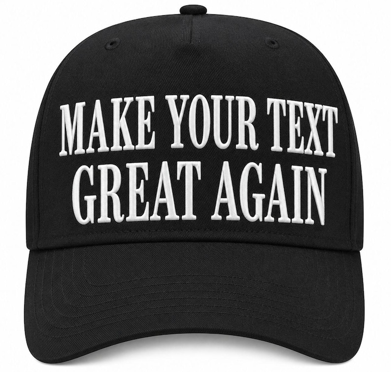 K&ouml;nnte beinhalten: Schwarze Baseballkappe mit dem wei&szlig;en, gestickten Text "MAKE YOUR TEXT GREAT AGAIN". Die Kappe hat einen gebogenen Schirm und einen Knopf oben. Ein klassischer, verstellbarer Hut.