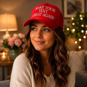 K&ouml;nnte beinhalten: Rote Baseballkappe mit dem wei&szlig;en Text "MAKE YOUR TEXT GREAT AGAIN". Die Kappe hat einen gebogenen Schirm und besteht aus einem weichen Material. Der Hut ist ein klassischer Stil, geeignet f&uuml;r Freizeitkleidung.