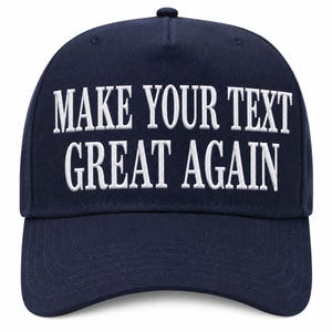 K&ouml;nnte beinhalten: Marineblaue Baseballkappe mit dem wei&szlig;en, gestickten Text "MAKE YOUR TEXT GREAT AGAIN". Die Kappe hat einen gebogenen Schirm und einen Knopf oben.
