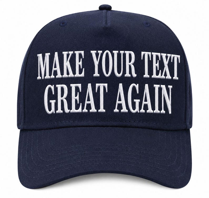 K&ouml;nnte beinhalten: Marineblaue Baseballkappe mit dem wei&szlig;en, gestickten Text "MAKE YOUR TEXT GREAT AGAIN". Die Kappe hat einen gebogenen Schirm und einen Knopf oben.