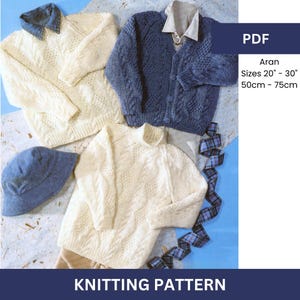 Op de afbeelding: Breipatroon PDF voor een Aran-trui in blauw en wit. Het patroon omvat de maten 20" - 30" (50cm - 75cm).