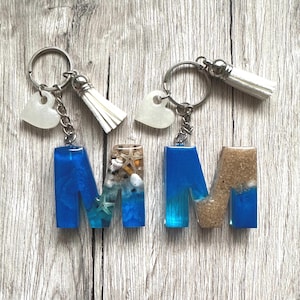 Personalisiertes Geschenk - Buchstaben Schlüsselanhänger Kunstharz blau mit Muschel & Seestern – Geschenkidee