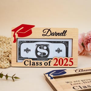 Gepersonaliseerde afstudeercadeau, geldhouder afstudeergeld, klasse van 2025 cadeau, geldhouder hout afstuderen, middelbare school senior afstudeercadeau voor haar/hem