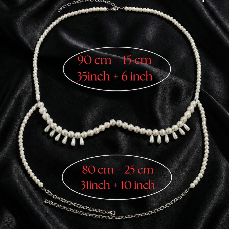Peut inclure: Une cha&icirc;ne de corps en perles blanches avec une fermeture &agrave; cha&icirc;ne argent&eacute;e. La partie sup&eacute;rieure mesure 90 cm plus 15 cm, et la partie inf&eacute;rieure mesure 80 cm plus 25 cm. La cha&icirc;ne de corps est sur fond satin noir.