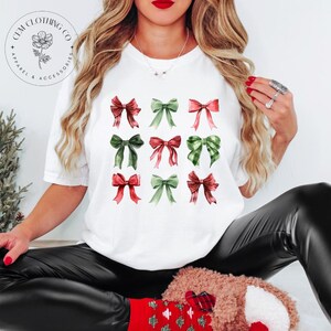Camiseta con lazo navideño de colores cómodos / Camiseta de temporada navideña / Camiseta navideña femenina / Estética suave para niñas / Navidad festiva
