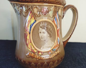Jarra Royal Doulton de la Reina Isabel II de 1953 conmemorativa de la coronación