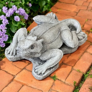 Horned lizard statue, Painted lizard, Detailed wild animal sculpture, Yard stone decoration, Cement yard figure, Lizard on base