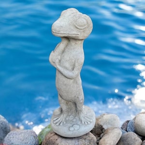 Realistic gecko statue, Outdoor backyard figure, Stone sculpture, Wild animal, Concrete standing on base gecko, Cement decoration for yard