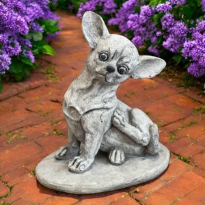 Figurine de chien de jardin, Chihuahua assis sur une base, Mémorial de la perte d&#39;un chihuahua, Cour ou patio de figurine d&#39;animal de compagnie en pierre, Statuette d&#39;animal de compagnie en pierre