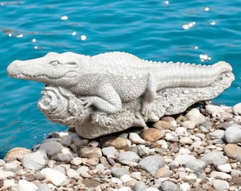 Detailed crocodile, Laying crocodile figure, Nile crocodile sculpture, Realistic yard art, Cement wild animal decoration