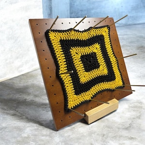 Tabla de bloqueo Grandma Square de roble, tejida a crochet con varillas de acero