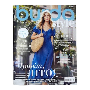 Może przedstawiać: Okładka magazynu z kobietą w niebieskiej sukience w kropki i słomianą torbą. Tytuł magazynu to "Burda Style" z tekstem w języku ukraińskim. Okładka zawiera numer 6/2026 oraz słowa "Club Tropicana".