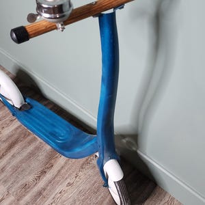 Prix par. trottinette vintage en métal pour adultes / adolescents. Noir ou bleu.