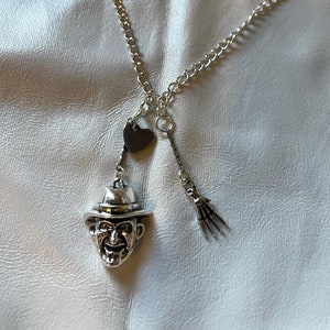 Collier Freddy Kruger avec coeurs en acier inoxydable