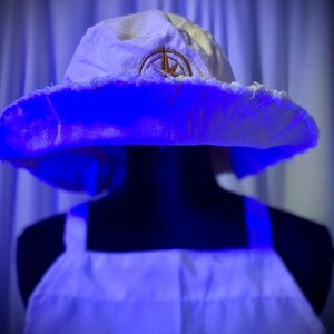 Embroidered Golden Compass White or Black Bucket Hat