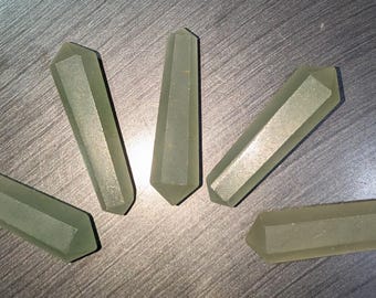 Punta de aventurina natural: cristal curativo tallado de 6 lados.