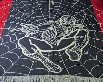 Poncho reversible de Spider-Man: Mezcla de lana hecha a mano por artesanos ecuatorianos.
