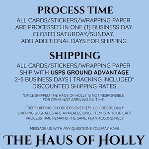 Puede incluir: Texto sobre un fondo azul claro que detalla la informaci&oacute;n de procesamiento y env&iacute;o de tarjetas, pegatinas y papel de regalo. Indica un tiempo de procesamiento de un d&iacute;a h&aacute;bil, cerrado los fines de semana y env&iacute;o USPS Ground Advantage con seguimiento.