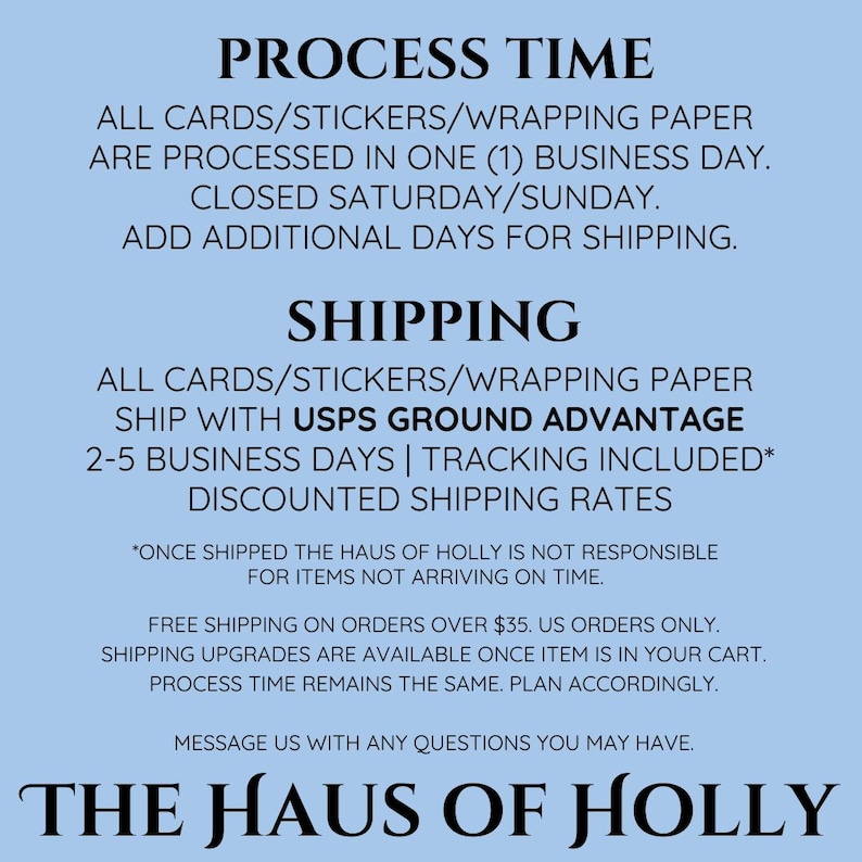 Puede incluir: Texto sobre un fondo azul claro que detalla la informaci&oacute;n de procesamiento y env&iacute;o de tarjetas, pegatinas y papel de regalo. Indica un tiempo de procesamiento de un d&iacute;a h&aacute;bil, cerrado los fines de semana y env&iacute;o USPS Ground Advantage con seguimiento.