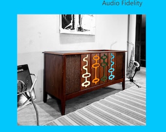 Puede incluir: Un letrero de madera rústica con el texto "Welcome to our home" en letras blancas. El letrero presenta un acabado envejecido y un diseño simple y acogedor, ideal para un porche o entrada.