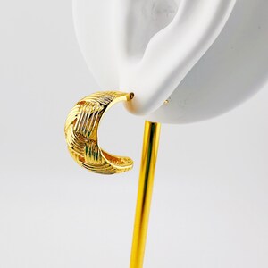 Goldene texturierte Creolen - Einzigartiges skulpturales Design